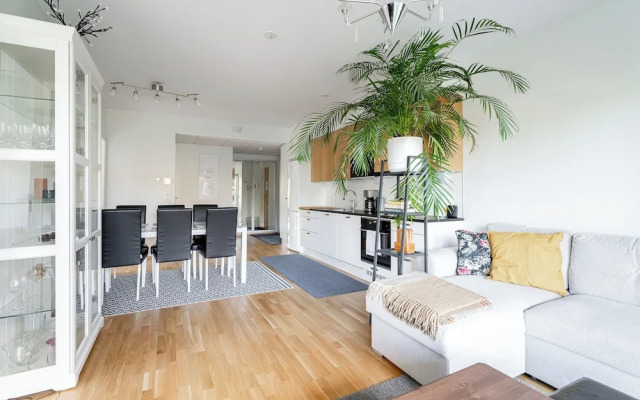 Modern 2BR Apt with Sauna & Free Parking