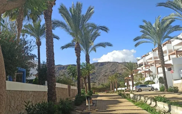 2 Bed Apt - Close To Beach - Pool - Balcony
