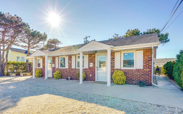 Lavallette Apartment w/ Patio - Walk to the Beach!