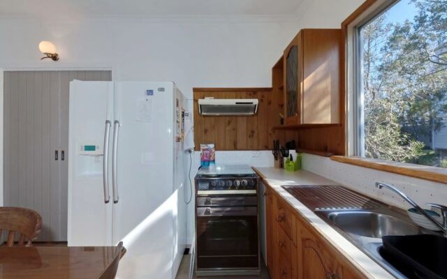 Christmas Bush Avenue, 2/1