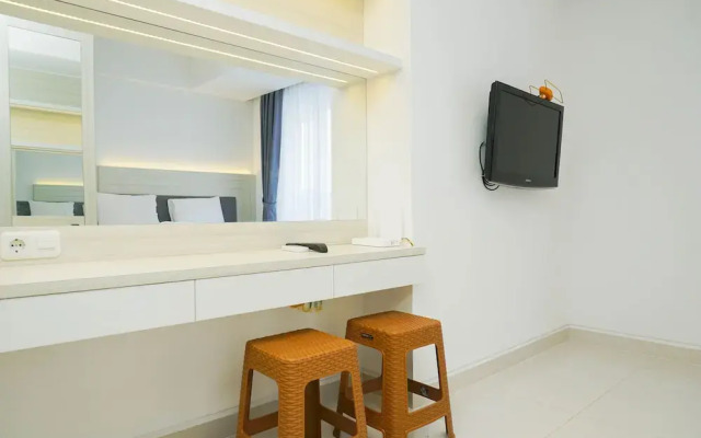 Relax and Comfy with Pool View @ Studio West Vista Apartment