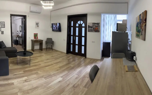 Beautiful Apartment Near Opera in T'bilisi Center