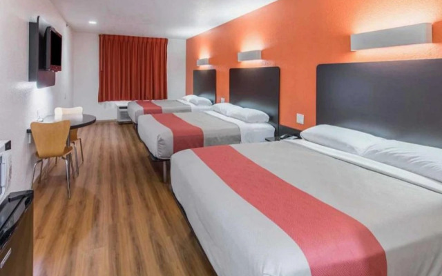 Motel 6 Hutchins