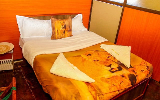 Amanya 2-rooms Lioness Family