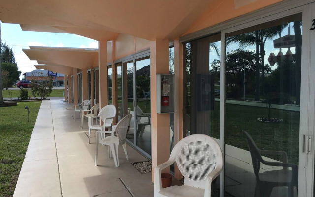 Warm Mineral Springs Motel