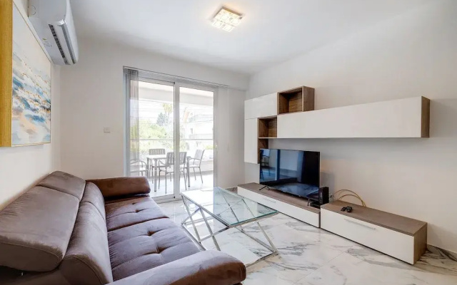 Modern Apartment Steps to St George's Bay