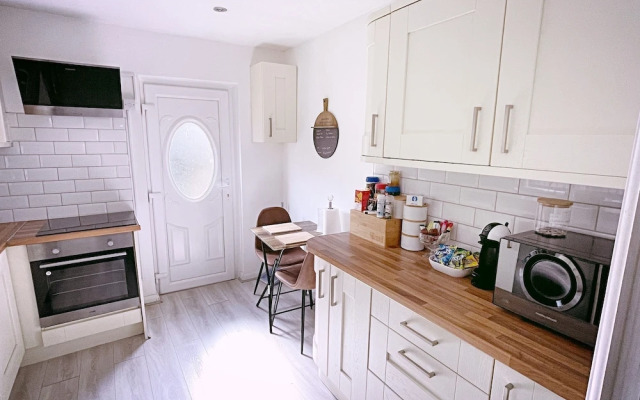Entire 3-bedroom Home in Oldham - Guest House
