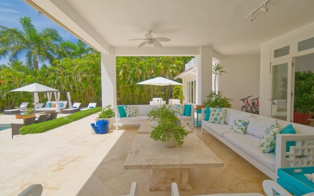 Fantastic 8-bedroom Golf-front Mansion Near the Beach