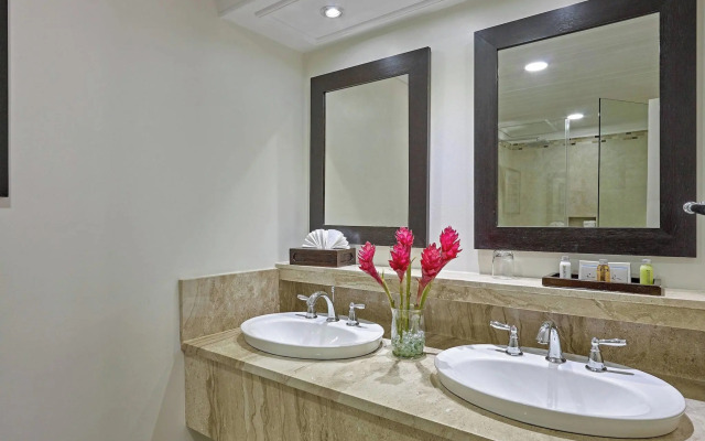 Crystal Cove by Elegant Hotels - All-Inclusive