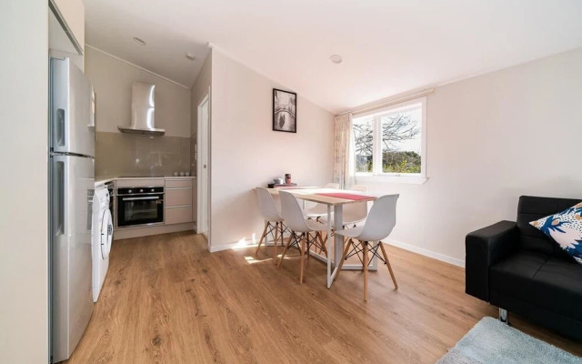 Takapuna Central Spacious & New Home 3