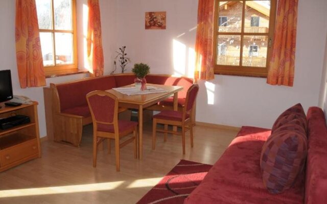 Almchalet Alpenflora