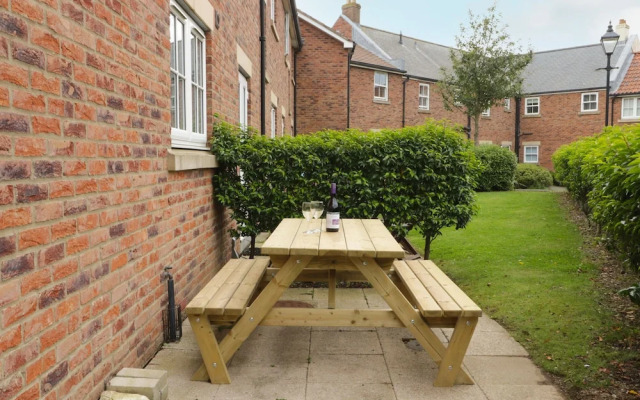 2 Perran Court