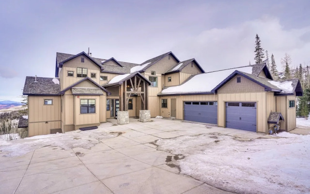 Spacious Utah Escape w/ Balcony & Mountain Views!