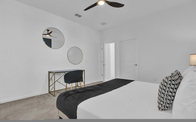 Luxury Home - ALL the Extras - Sleeps 39