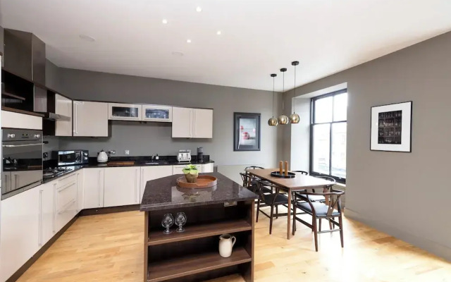 Stylish 2-bed flat in New Town