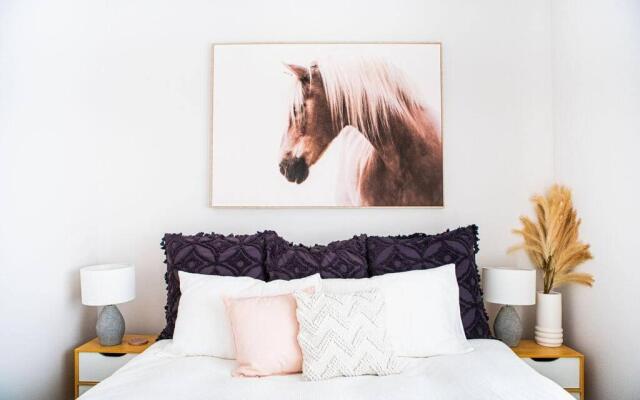 The Pool House, Romantic Country, King Bed