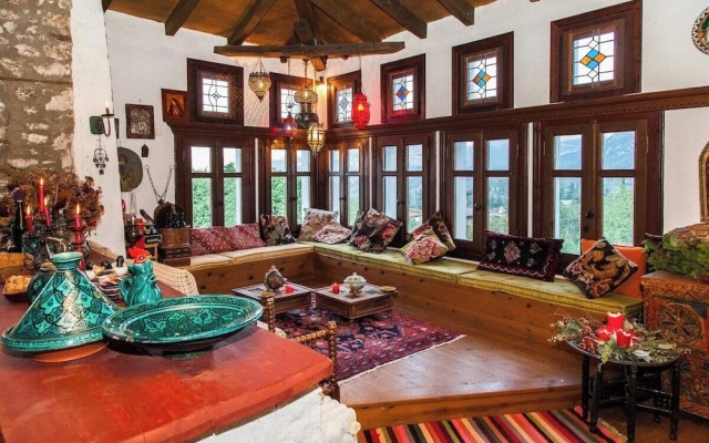 260m2 Unique Mountain House in Lilea Parnasos