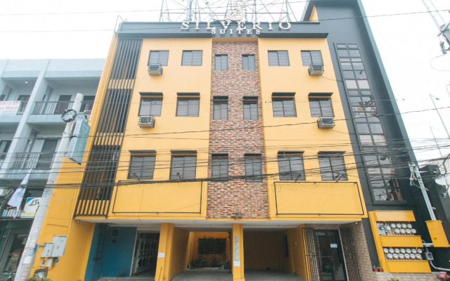 OYO 896 Silverio Suites