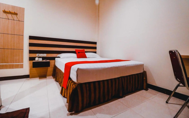 Reddoorz Plus near Makassar Town Square