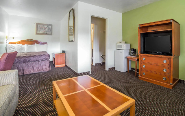 Rodeway Inn & Suites