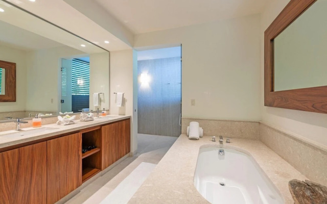 Sunny Vacation Condo 3