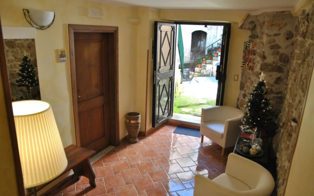Caprera Room - Air-conditioned Triple Room in Maranola - Formia