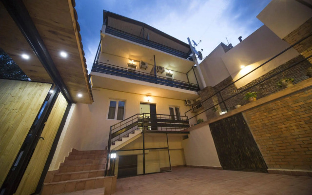 Log Inn Boutique Hotel
