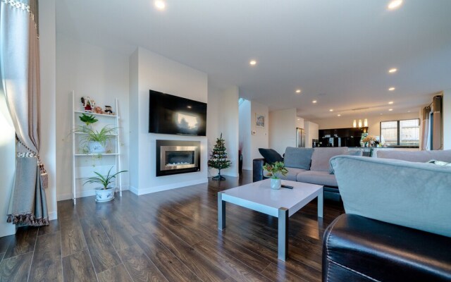 LongBay Spacious Luxurious 5 Bdrm House