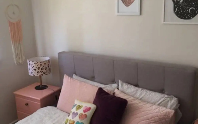 Charming and Spacious 2 Bedroom In Balaclava