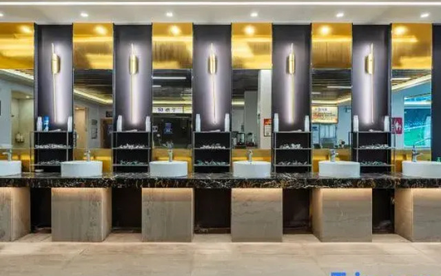 Ruixiang Hotel (Wuchuan New World Plaza Branch)