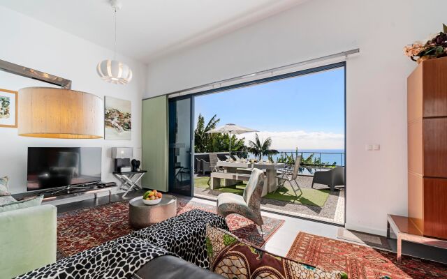 Modern, tranquil, A/C, heated pool. A balcony over the ocean! | Grayci’s House
