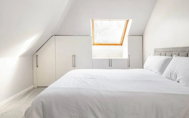 Stunning 5 Bedroom Large Apartment With Parking