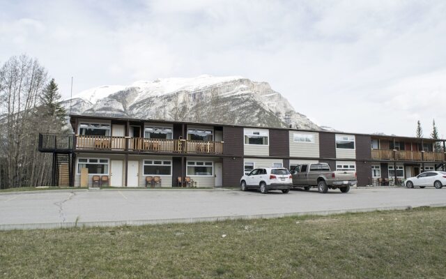 Yamnuska Suites