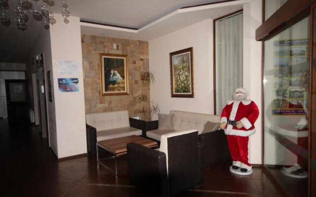 Green Wood Hotel