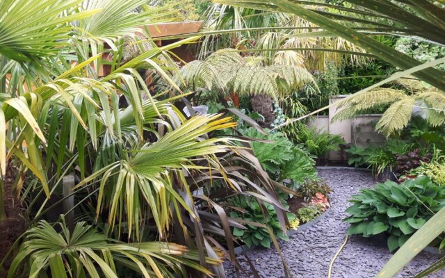 Cabin set in a Beautiful Romantic Tropical Garden