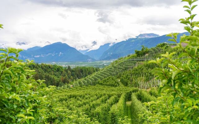 Belvilla by OYO Charming Apartment in Brez With TV