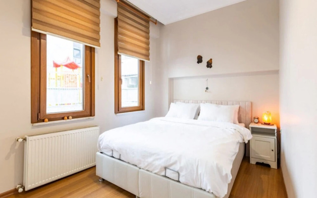 Authentic Central Flat With Bay Window in Besiktas