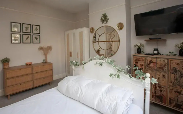 Stylish and Bright 2 Bedroom Flat in Bristol