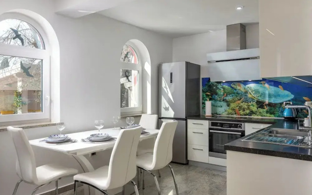 Apartment Ayni With Private Pool