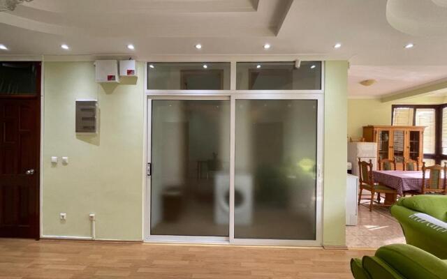 Huge Apartment with a Garden in the City Center