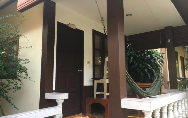 Jungle Hut Bungalows & Hotel