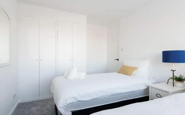 Beautifully Refurbished 4-bed Beachside Retreat