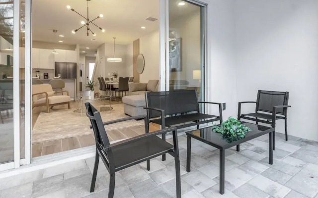 Upstay - Modern Family Townhome With Pool