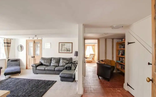 4 BR & 2 Bathroom House Parking Garden St Neots Town Centre