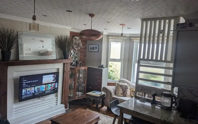 Folkestone - 1BR Apartment - Sauna - Pet Friendly