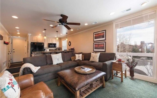 Three Kings Condo Near the Lifts by RedAwning