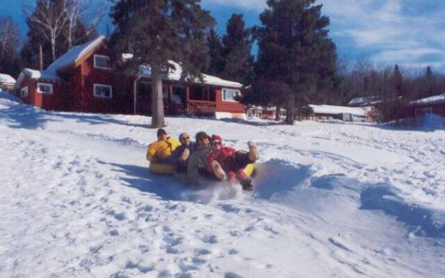 Kan-à-Mouche Pourvoirie Auberge et Chalets