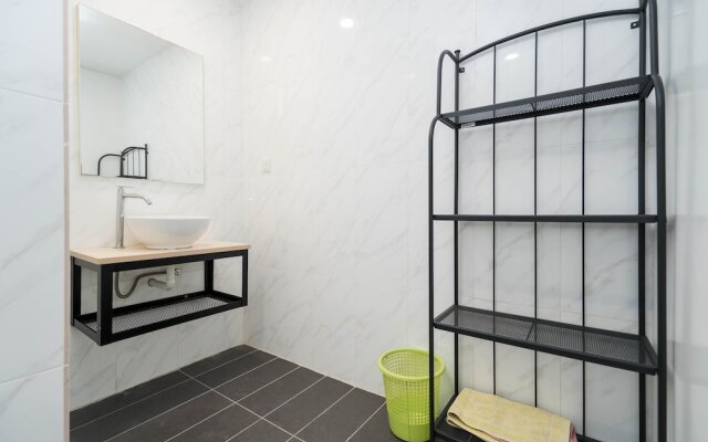 OYO Home 44050 Essential Studio Empire Marriot