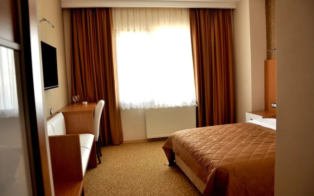 Amazon Aretias Hotel