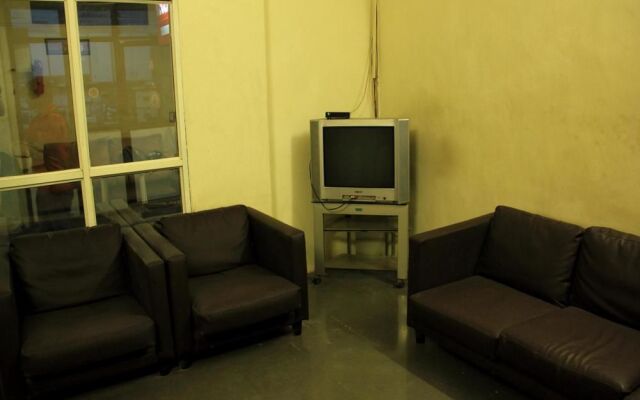 OYO 1065 Hotel HMR Royal Inn
